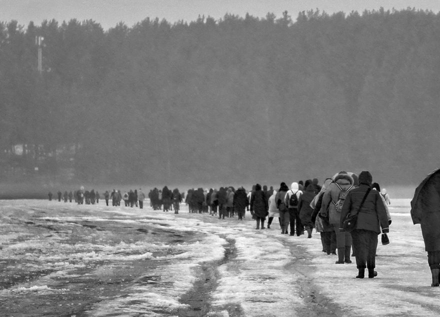 В Тверской области людям разрешили добираться до острова по льду В Тверской области людям разрешили добираться до острова по льду