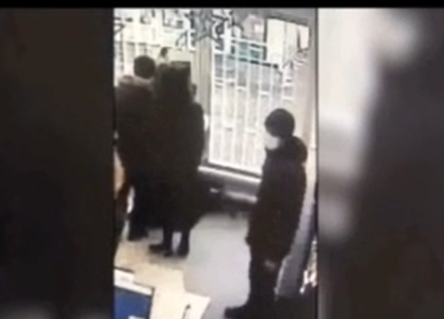 Опубликовано видео, как тверитянин ворует смартфон в салоне сотовой связи Опубликовано видео, как тверитянин ворует смартфон в салоне сотовой связи