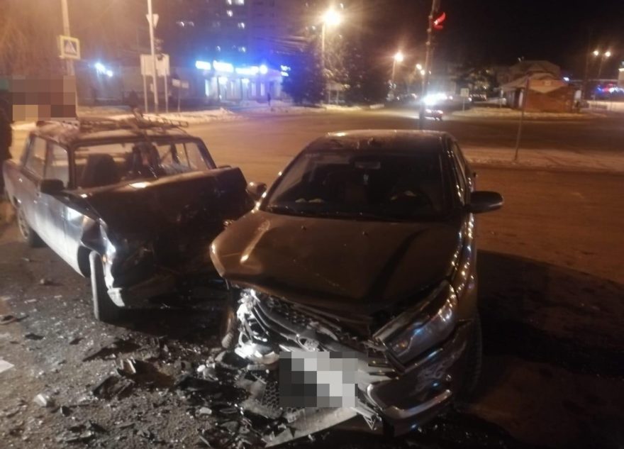 Два отечественных автомобиля не поделили перекрёсток в Тверской области Два отечественных автомобиля не поделили перекрёсток в Тверской области