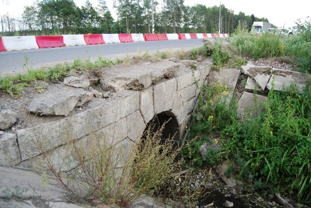 Старинные шоссейные мосты в Тверской области можно найти по указателям Старинные шоссейные мосты в Тверской области можно найти по указателям