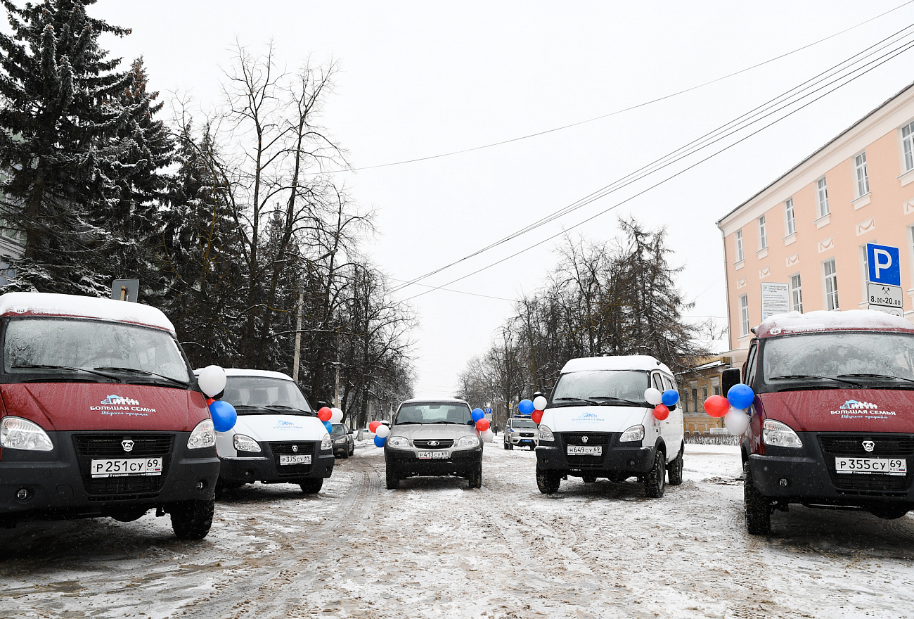 Семьи, школы, пожарные: в Твери губернатор вручал автомобили | ТОП Тверь  новости