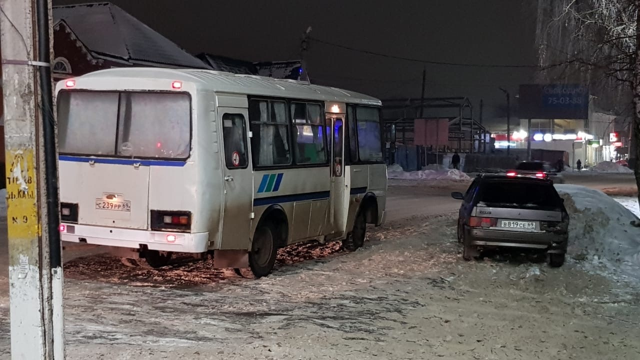 В Тверской области у торгового центра произошла массовая авария с автобусом