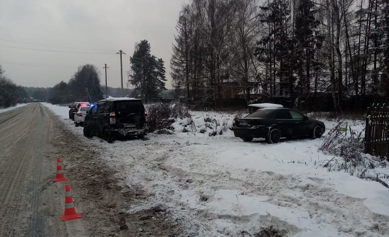 Трезвый водитель врезался в припаркованный автомобиль в деревне под Тверью Трезвый водитель врезался в припаркованный автомобиль в деревне под Тверью