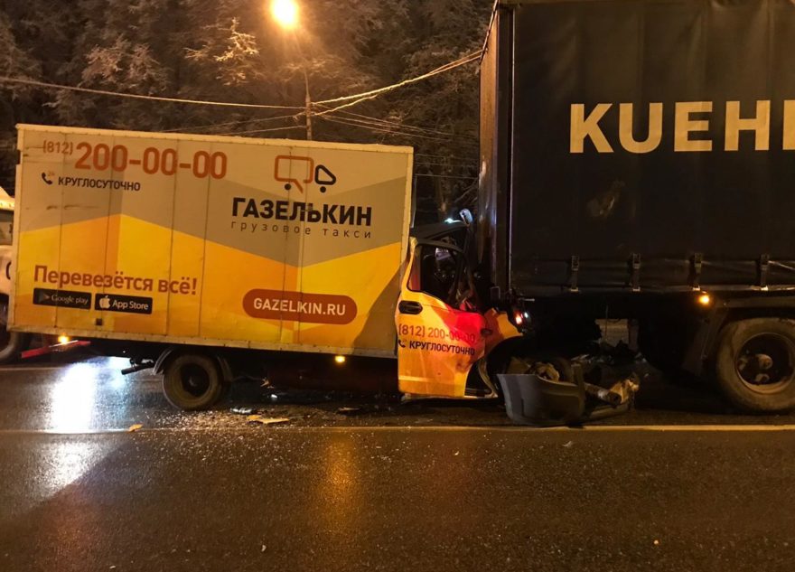 На трассе в Тверской области грузовое такси врезалось в фуру На трассе в Тверской области грузовое такси врезалось в фуру