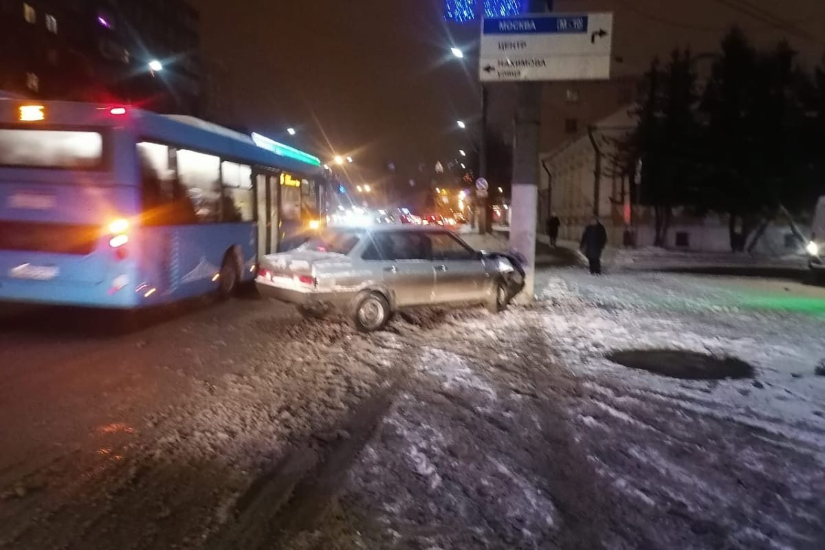 Неопытный водитель протаранил столб в Твери
