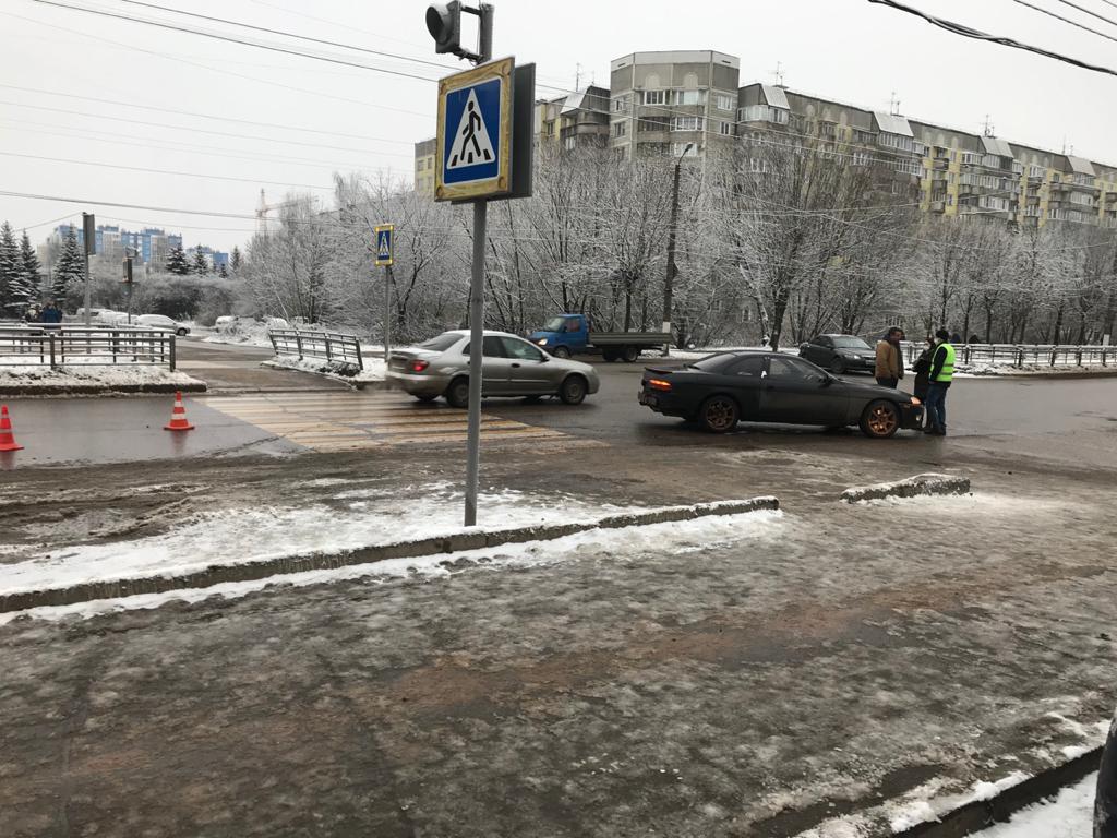 Около 12. Авария на Паши Савельевой Тверь. Пенсионер переходит дорогу. Водитель Опеля сбил пешехода Тверь. ДТП В Твери за последние 3 дня.