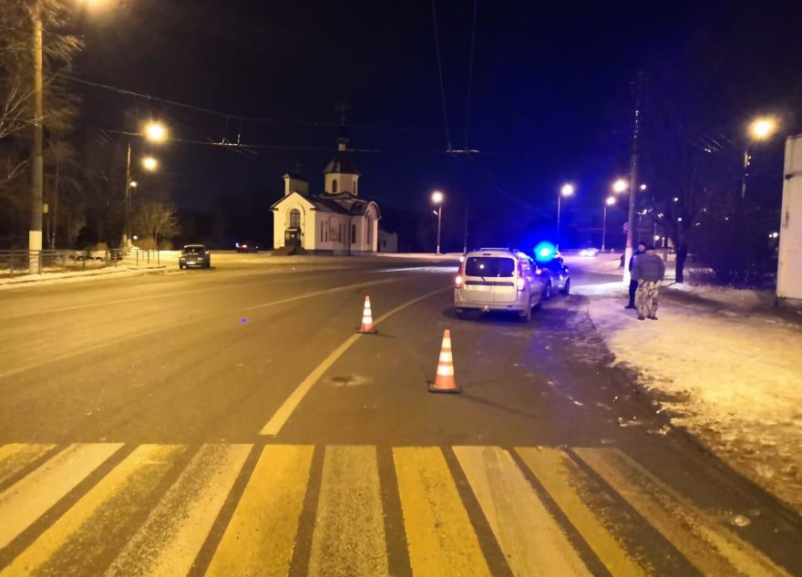 8-летний мальчик перебегал дорогу и попал под машину в Твери 8-летний мальчик перебегал дорогу и попал под машину в Твери