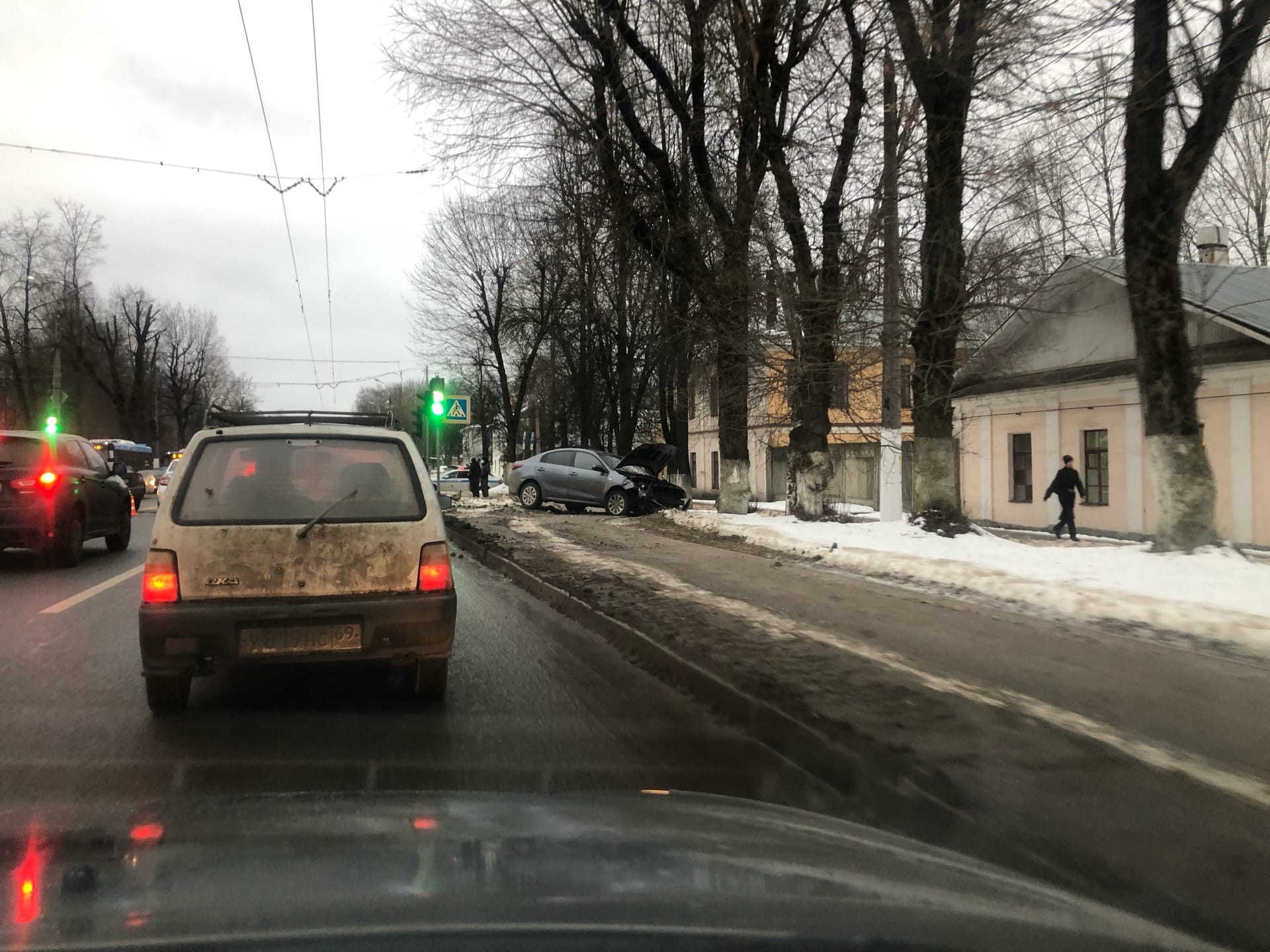 После лобового столкновения иномарка в Твери вылетела на тротуар