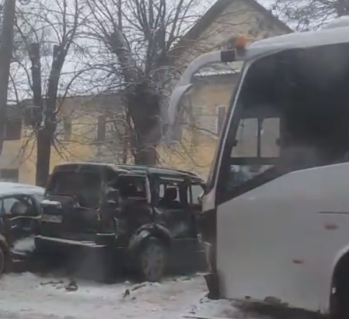 В Твери столкнулись рейсовый автобус с пассажирами и иномарка В Твери столкнулись рейсовый автобус с пассажирами и иномарка