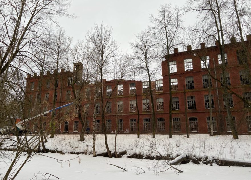 Опубликован фоторепортаж с места обрушения фабричной стены в Вышнем Волочке Опубликован фоторепортаж с места обрушения фабричной стены в Вышнем Волочке