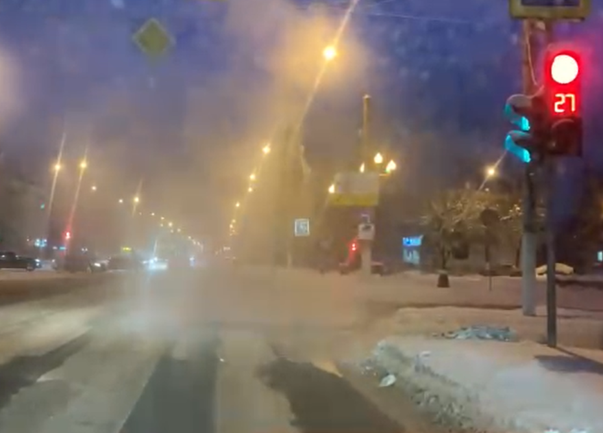 На проезжей части в Твери забил фонтан с водой: видео На проезжей части в Твери забил фонтан с водой: видео