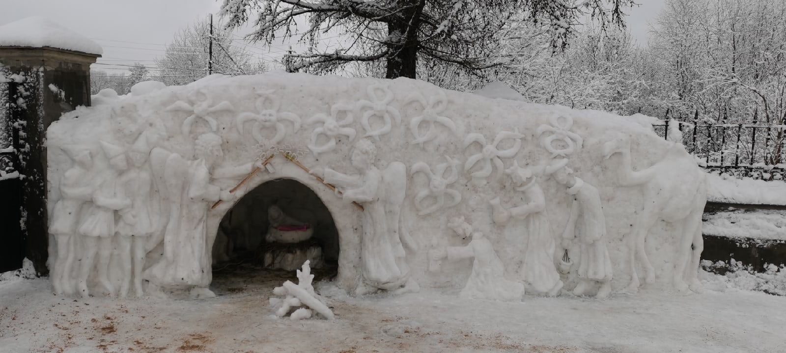 В Богородице-Алексиевском монастыре построили ледяной вертеп | Томские Новости +
