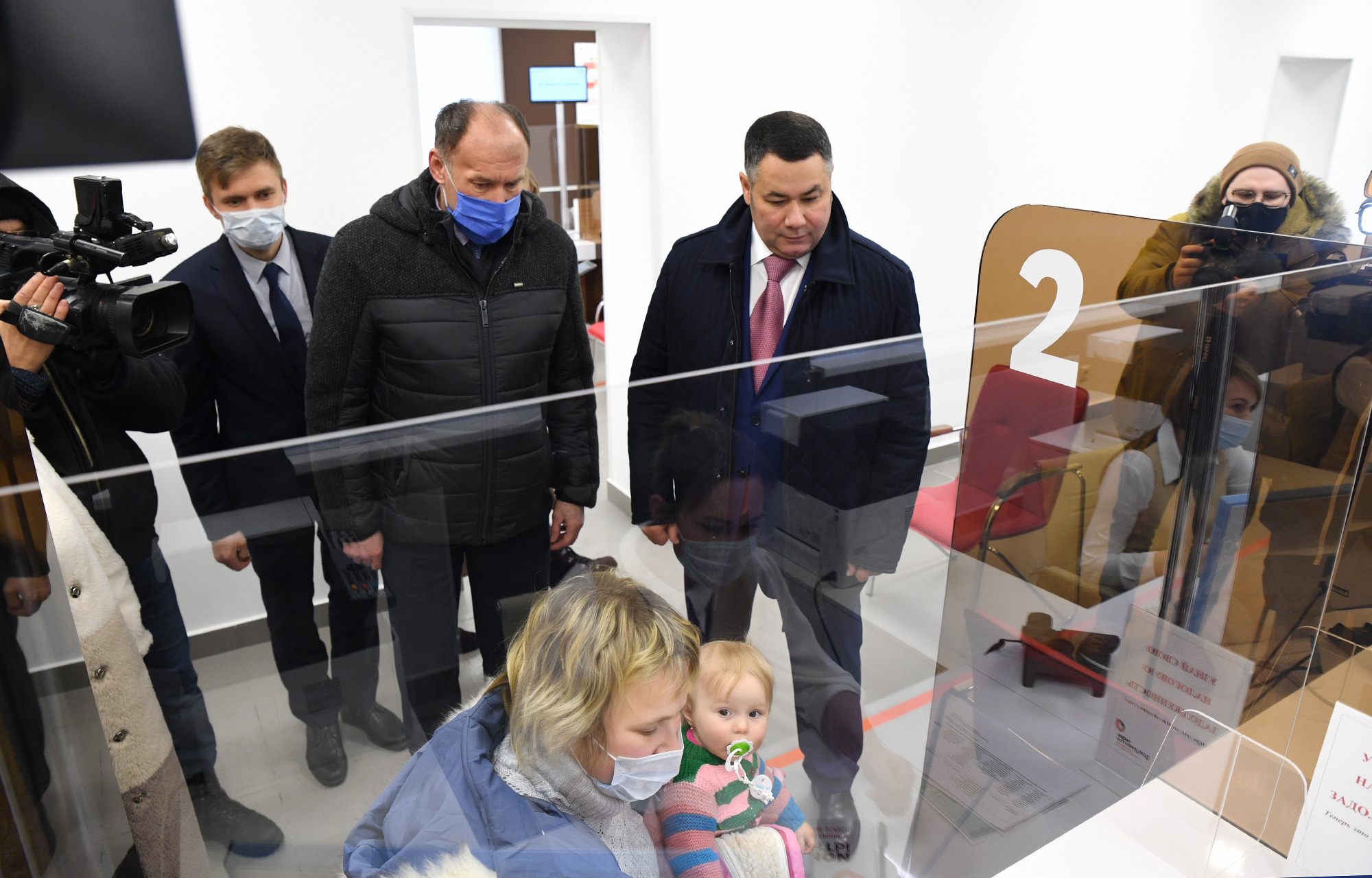 Игорь Руденя осмотрел новое помещение филиала МФЦ в Вышнем Волочке