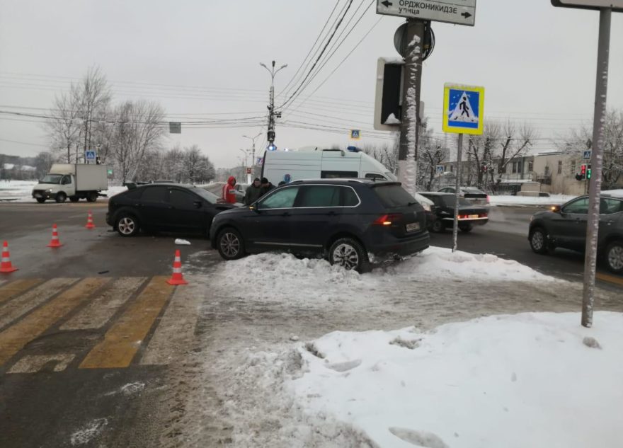 В Твери в столкновении иномарок пострадали водитель и пассажир В Твери в столкновении иномарок пострадали водитель и пассажир