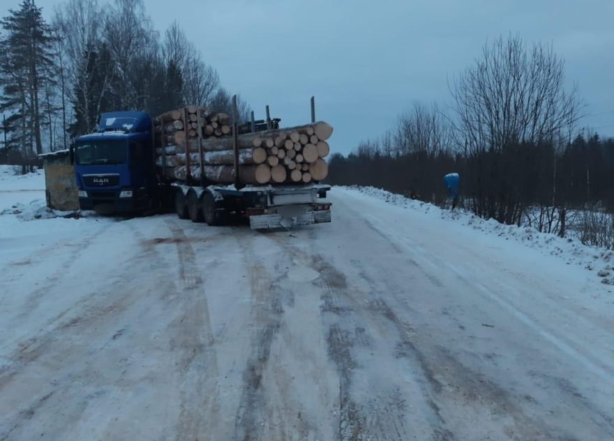 В Тверской области водитель врезался в заброшенную остановку В Тверской области водитель врезался в заброшенную остановку