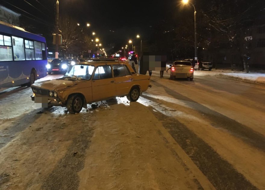 Из-за грузовика на тверском перекрёстке столкнулись две легковушки Из-за грузовика на тверском перекрёстке столкнулись две легковушки