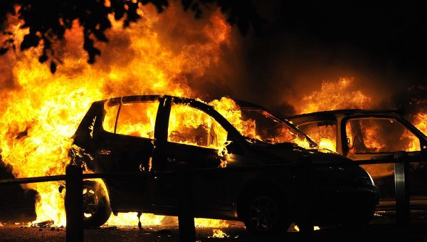 Четыре машины сгорели на стоянке в Твери в новогоднюю ночь Четыре машины сгорели на стоянке в Твери в новогоднюю ночь