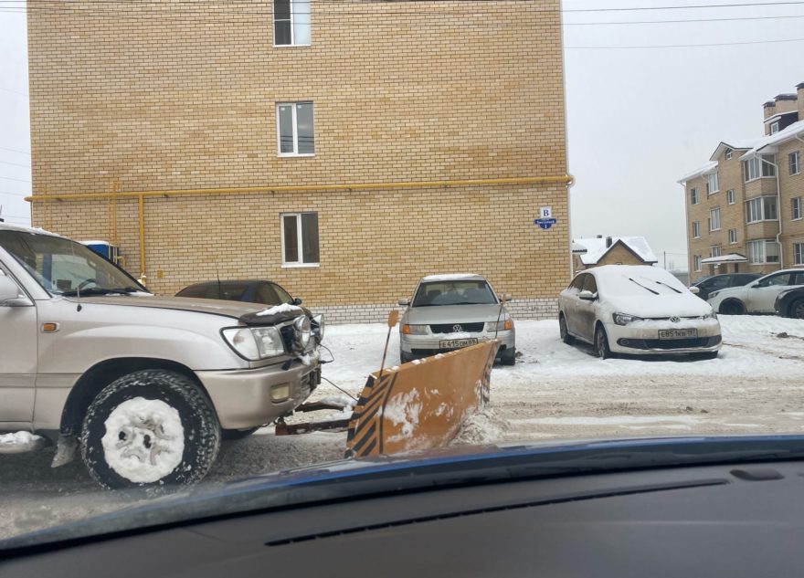 Под Тверью водитель превратил иномарку в КДМ, чтобы чистить дороги Под Тверью водитель превратил иномарку в КДМ, чтобы чистить дороги