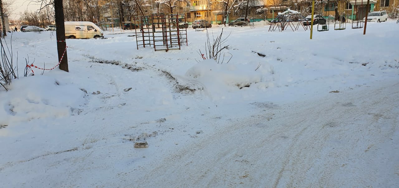 Коммунальщики устранили засор коллектора, из-за которого двор в Твери залило нечистотами