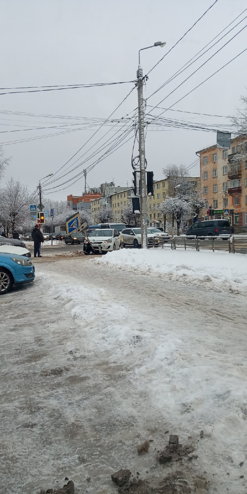 В Твери таксист врезался в дорожный знак | ТОП Тверь новости