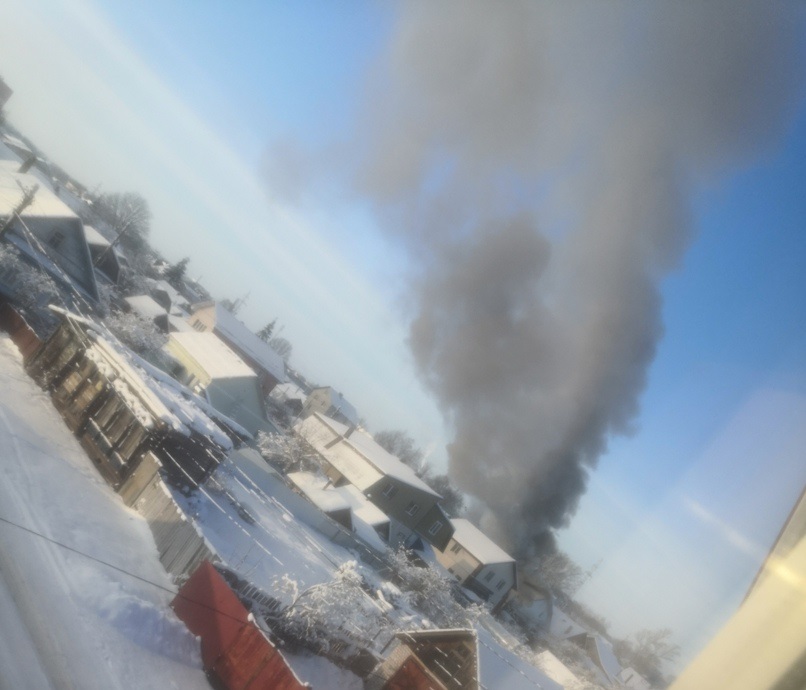 Жилой дом горит в Заволжском районе Твери