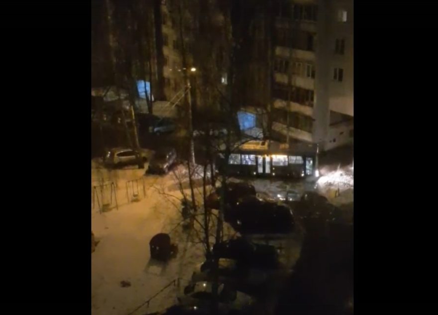 Тверской автобус в попытке объехать перекрытую улицу застрял во дворе Тверской автобус в попытке объехать перекрытую улицу застрял во дворе