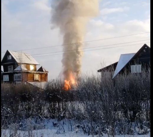 Опубликовано видео, как в Тверской области догорал жилой дом Опубликовано видео, как в Тверской области догорал жилой дом