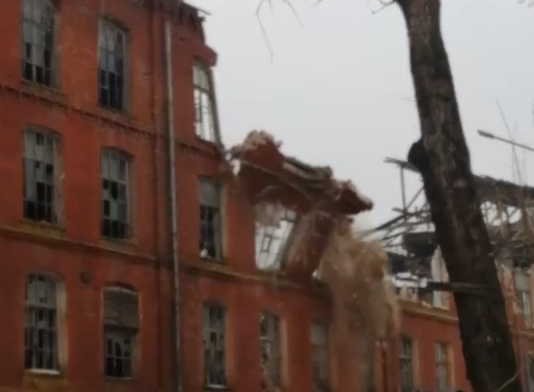 Опубликовано видео, как в Тверской области рушат старинную вышневолоцкую фабрику Опубликовано видео, как в Тверской области рушат старинную вышневолоцкую фабрику