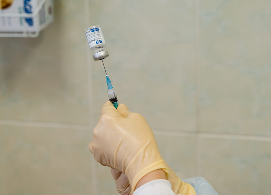 В Тверскую область привезли еще 10 тысяч доз вакцины от коронавируса В Тверскую область привезли еще 10 тысяч доз вакцины от коронавируса
