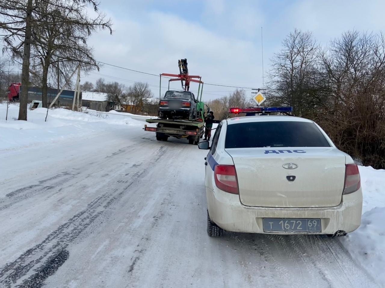 У 19-летнего парня отобрали машину в деревне под Тверью