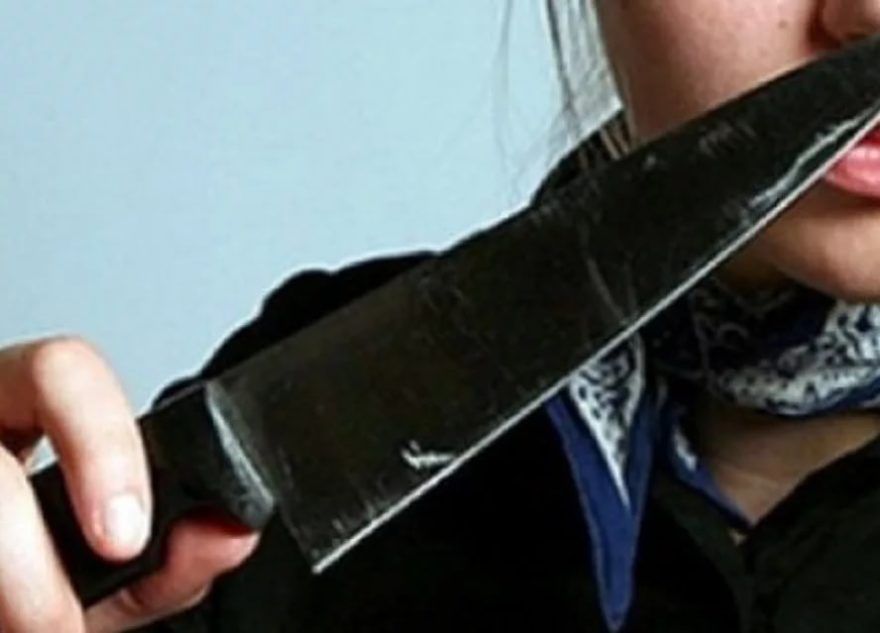Жительница Тверской области чуть не зарезала себя на почве ревности Жительница Тверской области чуть не зарезала себя на почве ревности