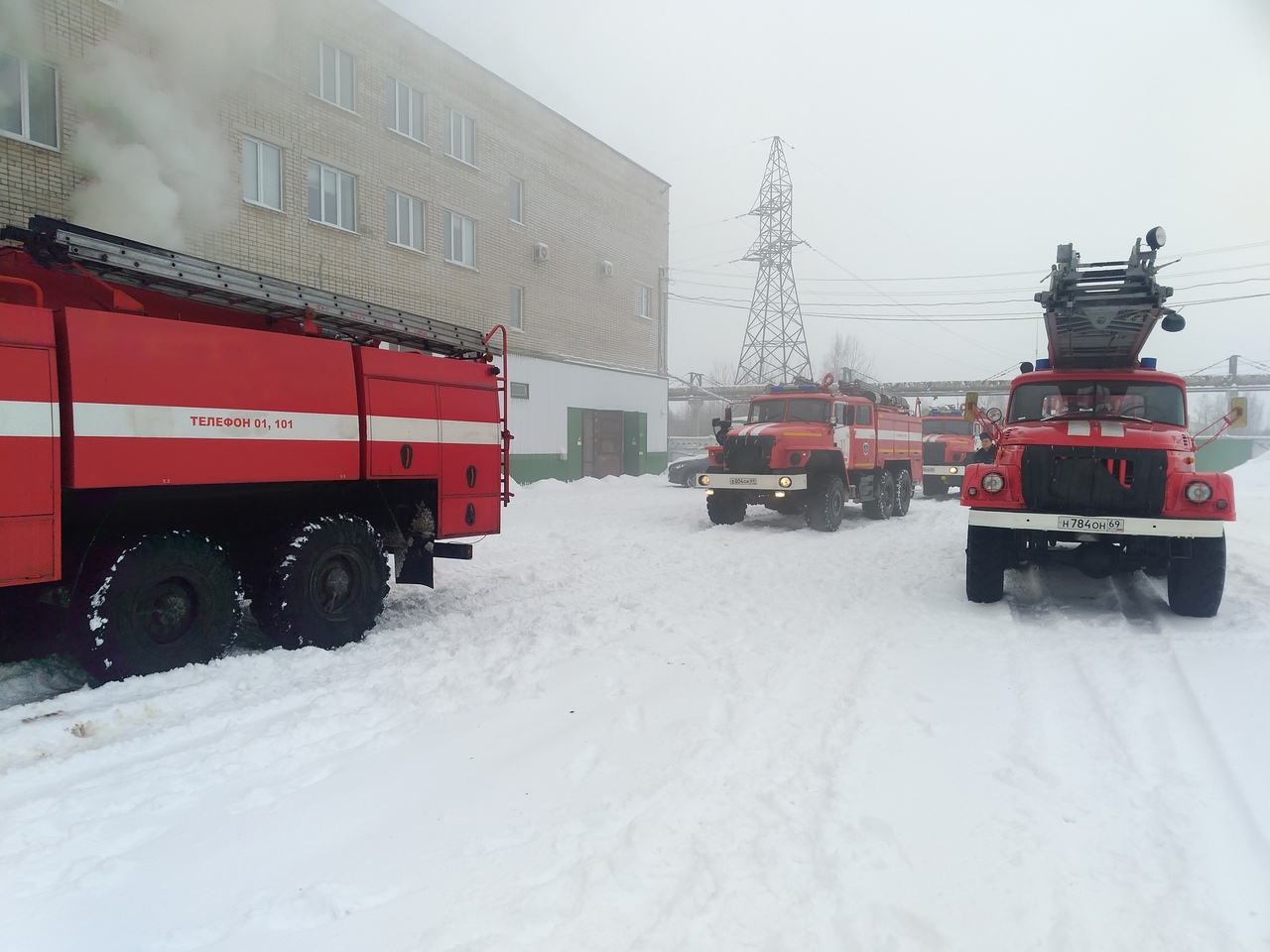 Пожарные потушили горящий склад в промзоне в Тверской области