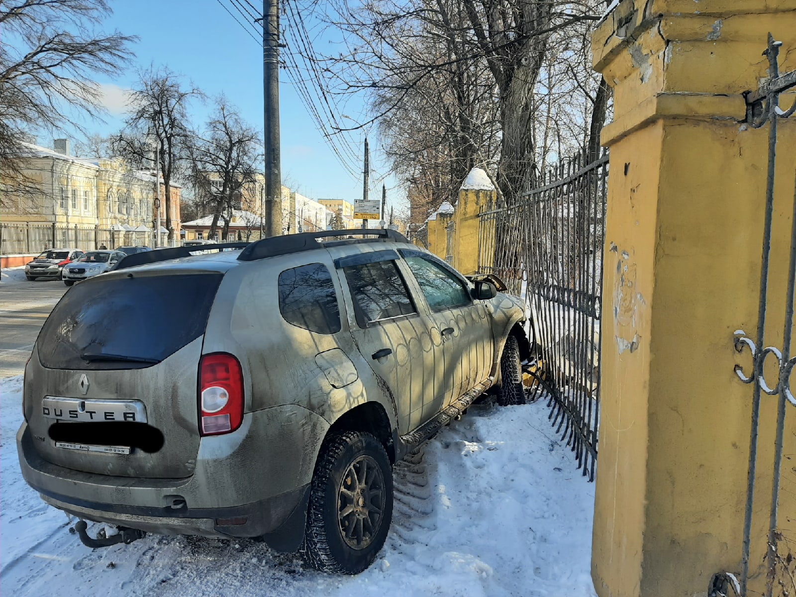 Внедорожник пробил больничный забор в Твери