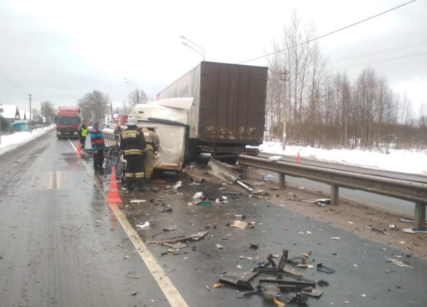 Опубликованы фото аварии в Тверской области с участием «Камаза» и «Вольво» Опубликованы фото аварии в Тверской области с участием «Камаза» и «Вольво»
