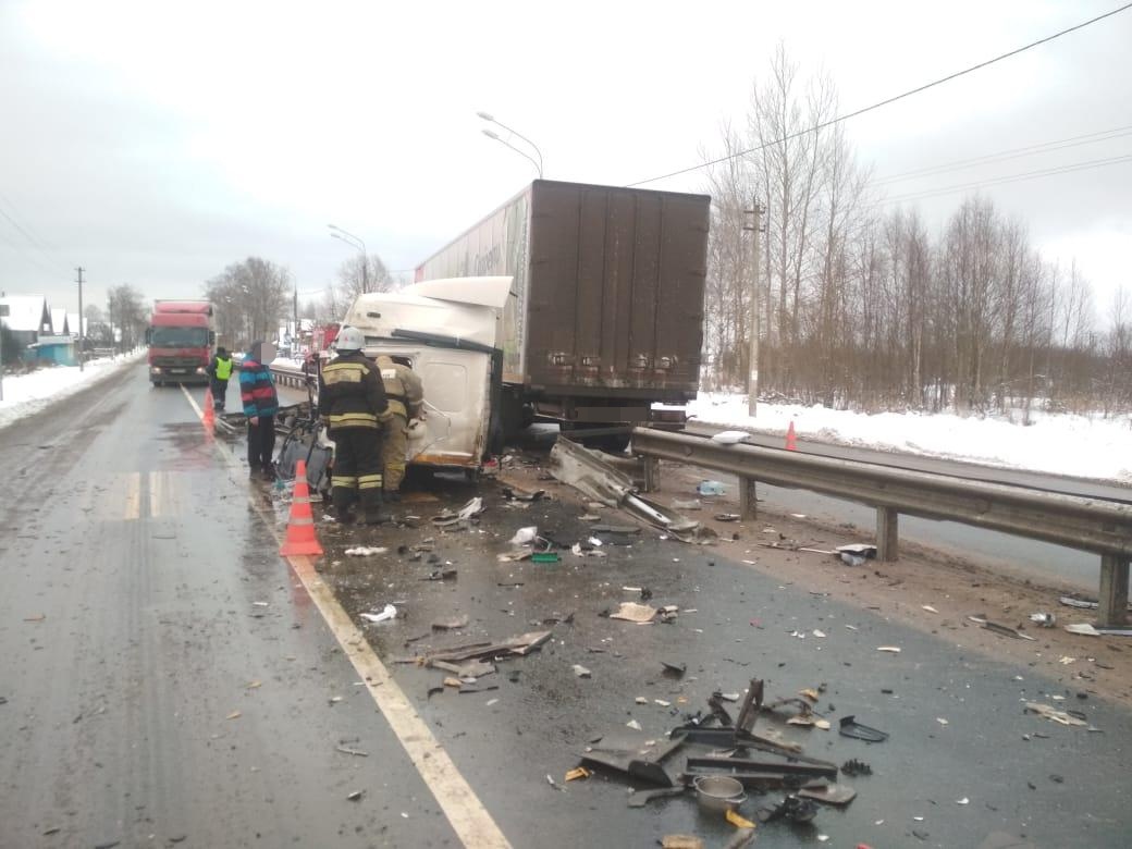 Опубликованы фото аварии в Тверской области с участием «Камаза» и «Вольво»  | ТОП Тверь новости