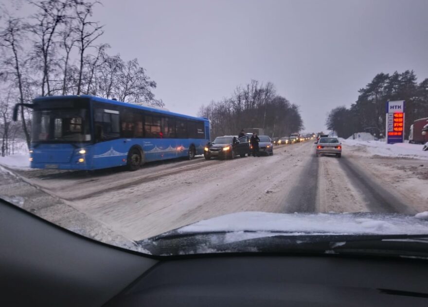 Две иномарки не разъехались на Петербургском шоссе в Твери Две иномарки не разъехались на Петербургском шоссе в Твери