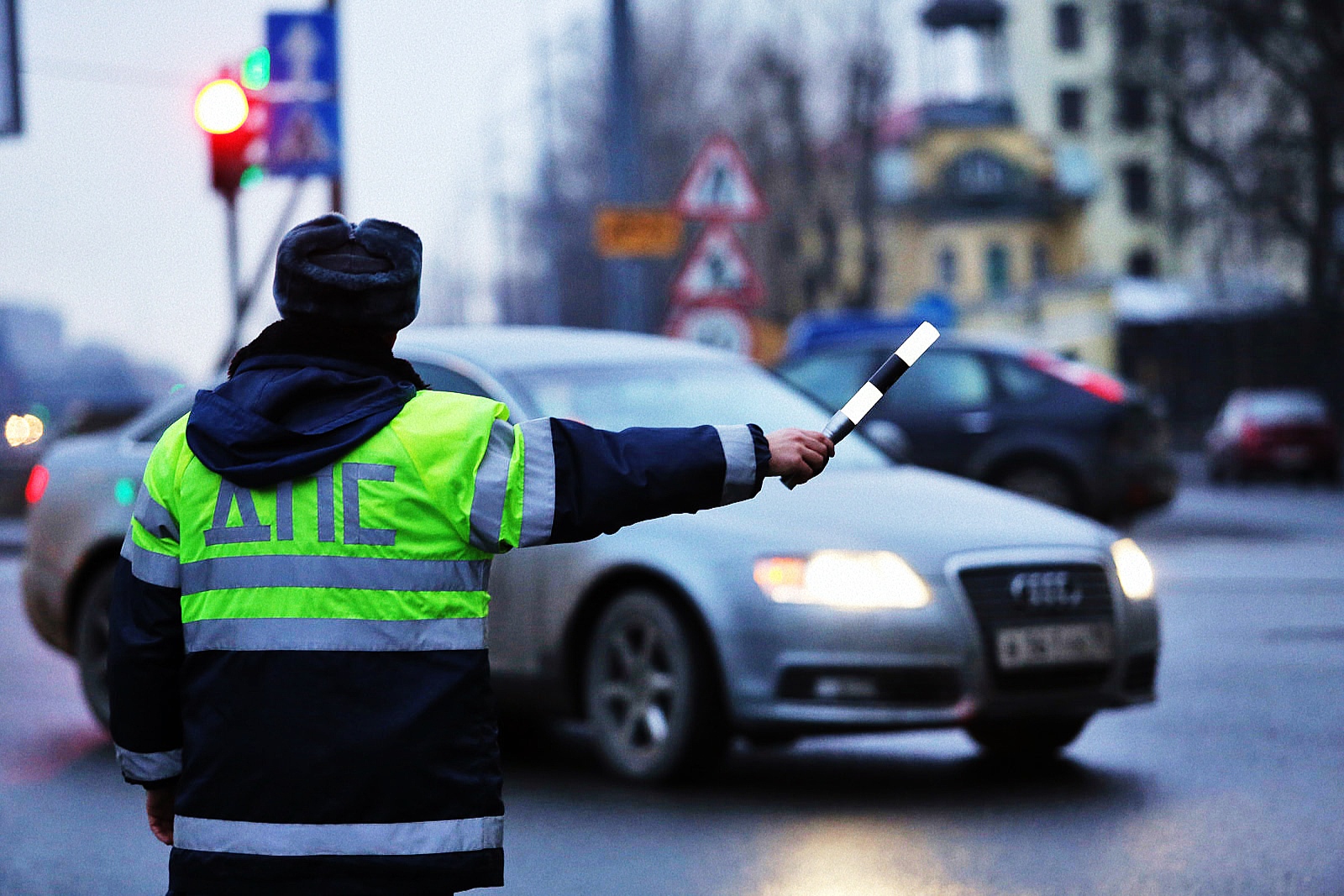 Проверка водителя. Сотрудник ГИБДД. Наруение прравил дорожногтодвижения. Гаишник штрафует. Сотрудник ГИБДД на дороге.