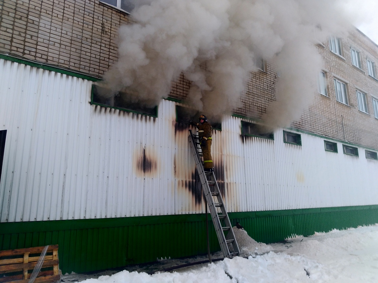 Пожарные потушили горящий склад в промзоне в Тверской области