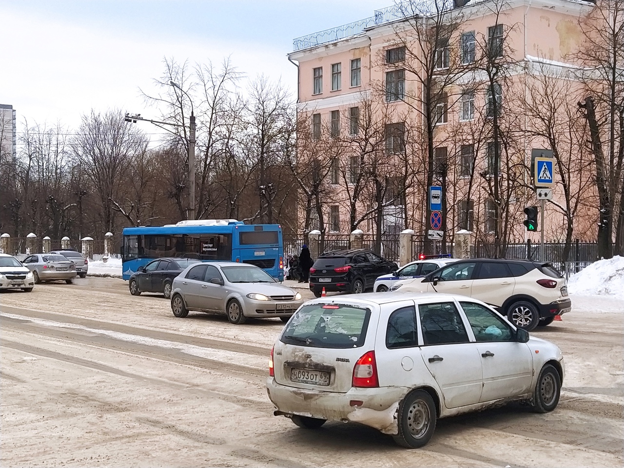 В Твери Hyundai врезался в автобус и сбил пешеходов