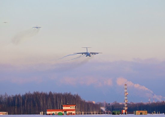 Молодые лётчики пролетели в боевом порядке над Тверской областью