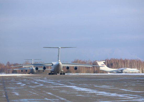 Молодые лётчики пролетели в боевом порядке над Тверской областью
