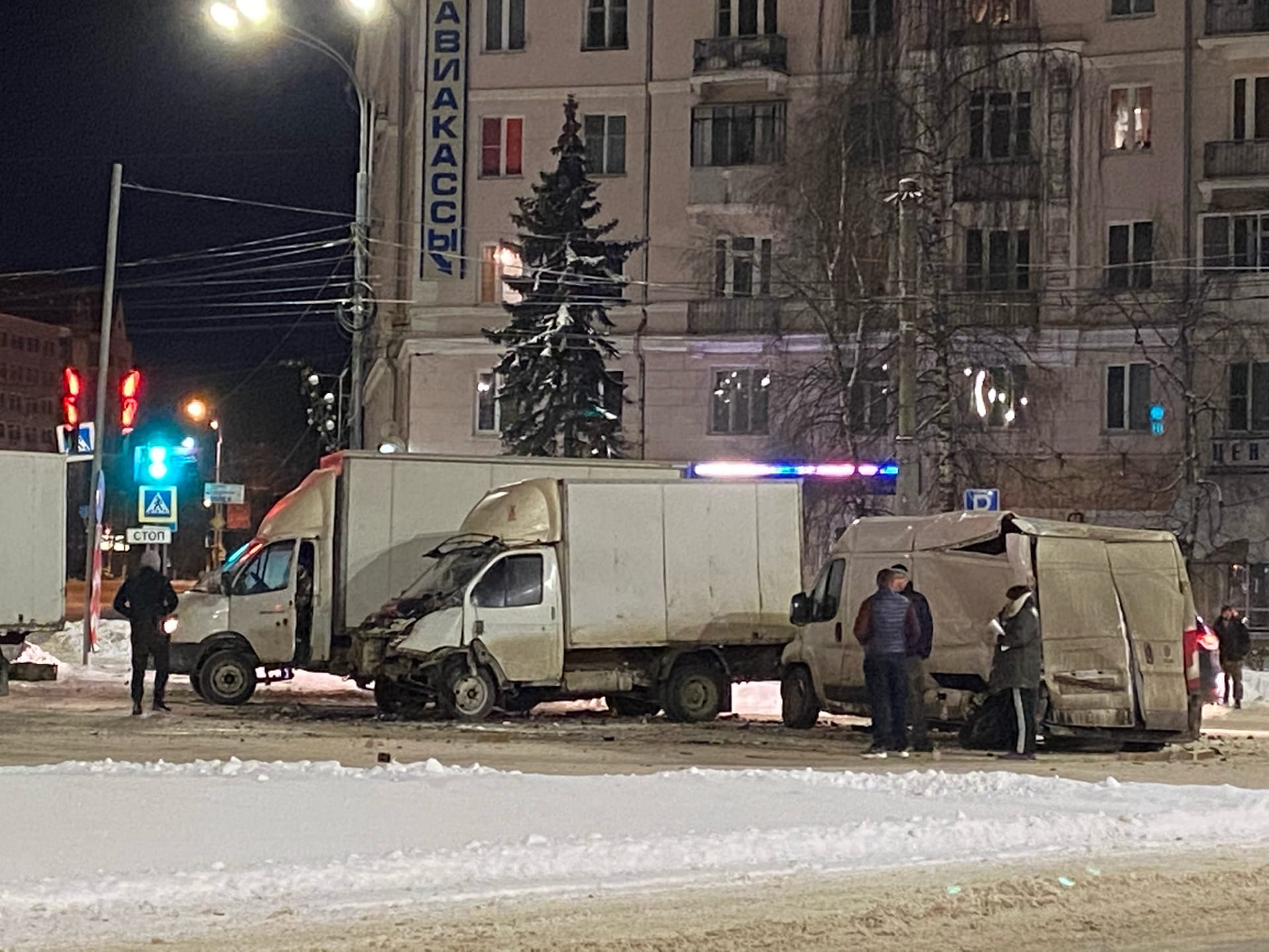 Появилось видео момента тройного ДТП на площади Капошвара в Твери