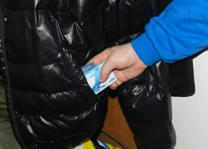 В Тверской области подросток украл у приятеля карту и снял деньги В Тверской области подросток украл у приятеля карту и снял деньги