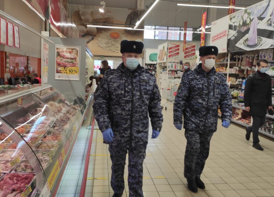 В Твери мужчина хотел уйти из магазина с продуктами под одеждой В Твери мужчина хотел уйти из магазина с продуктами под одеждой