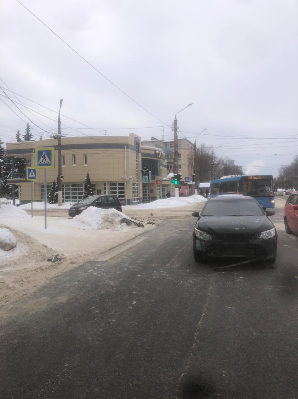 В Твери водитель не пропустил "Тойоту" и получил травму