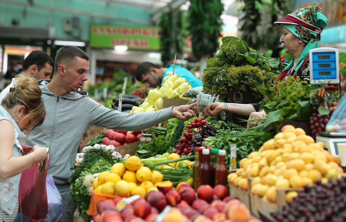 Торговля овощи фрукты. Продовольственный рынок. Рынок продуктов. Торговля на рынке. Рынок в России.