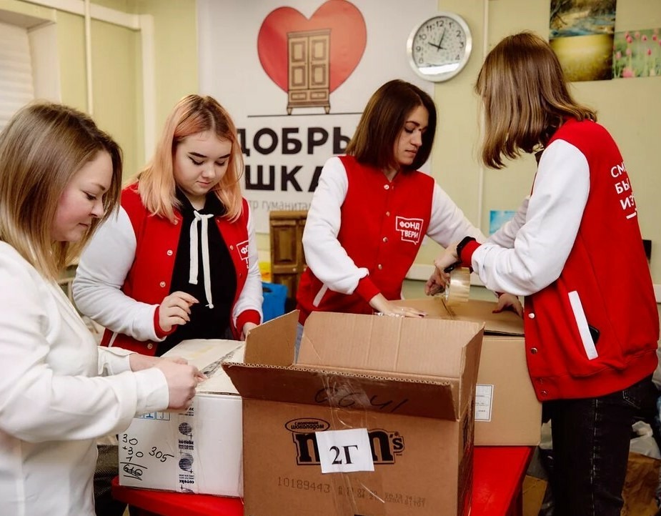 Волонтёры доставляют продукты пожилым жителям Тверской области