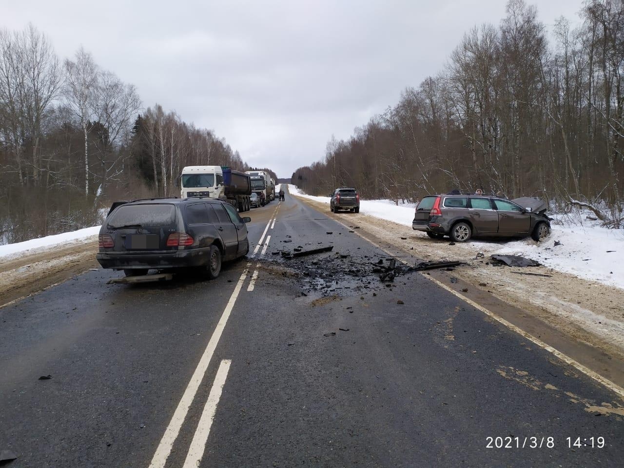 Опубликовано видео с места смертельного ДТП на М-9 в Тверской области | ТОП  Тверь новости