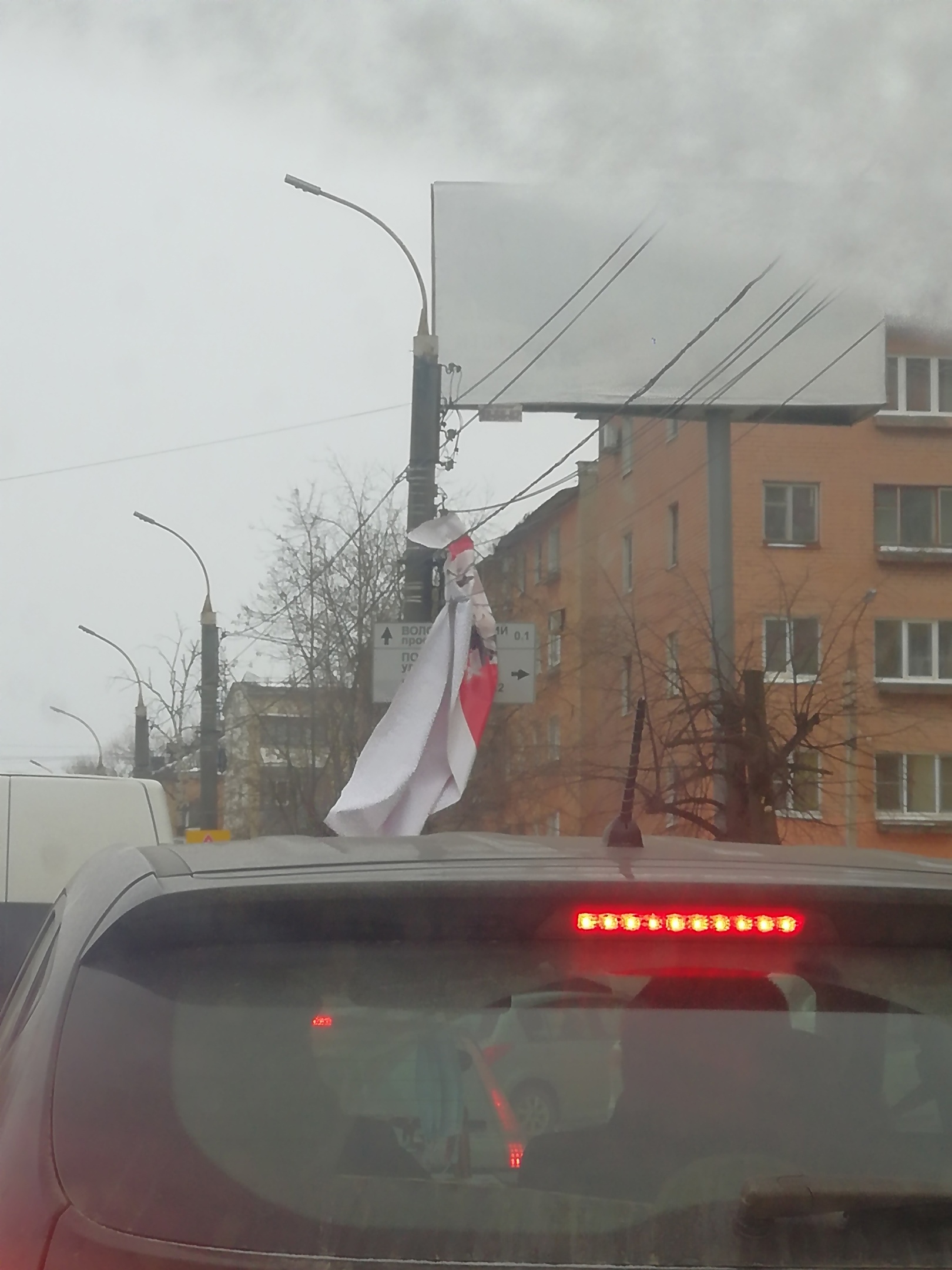 Сильный ветер в Твери развесил баннеры на проводах