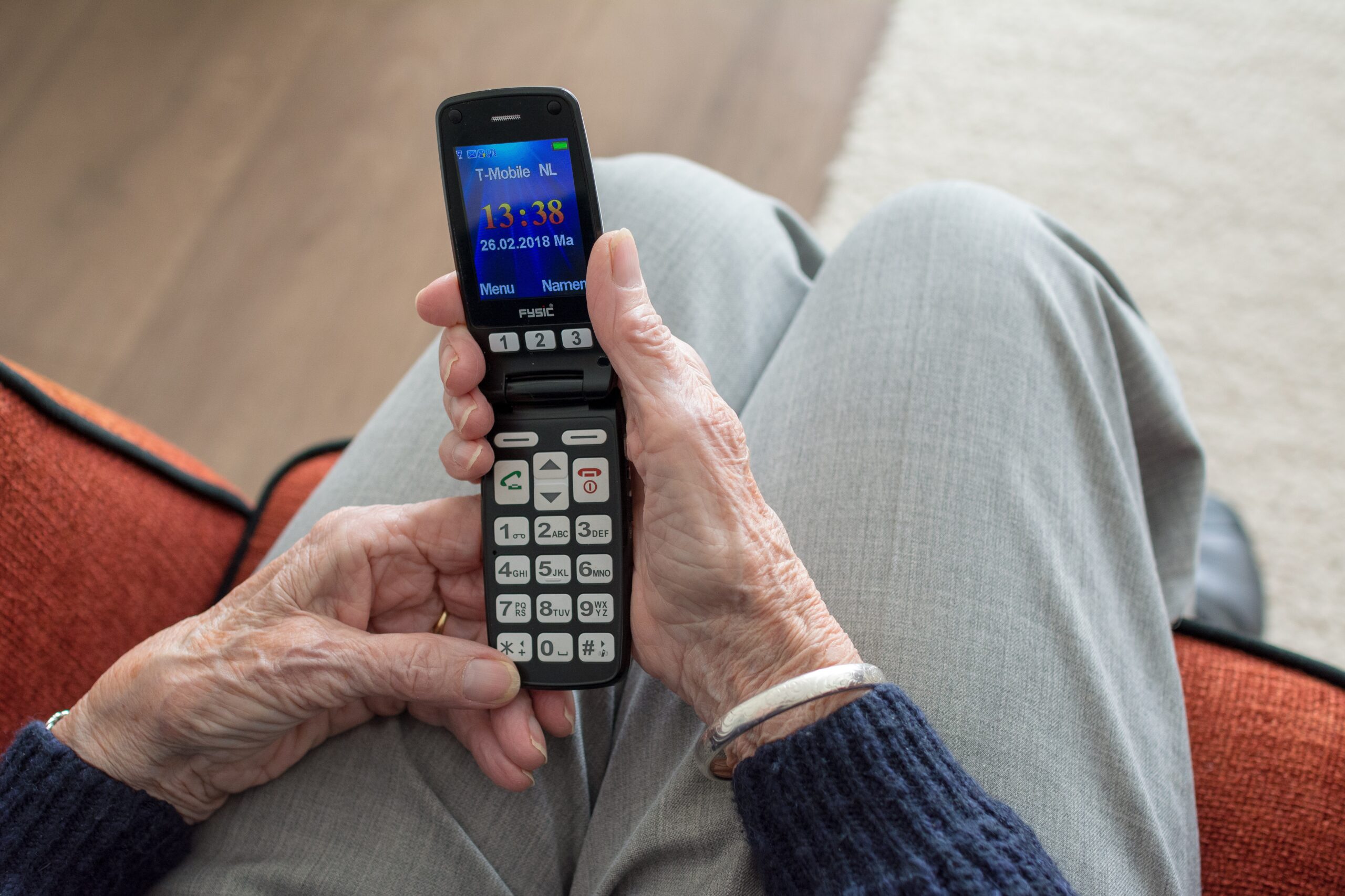 Телефон для пенсионеров 2024. Кнопочный мобильник для пенсионеров. Старик со смартфоном. Бабушка с телефоном.